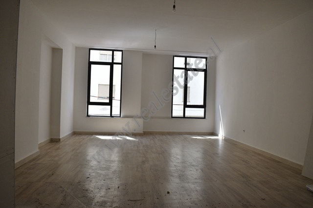 Ambient tregtar me qira ne rrugen Mine Peza pjese e Qendres Donika Center ne Tirane.
Eshte e pozici